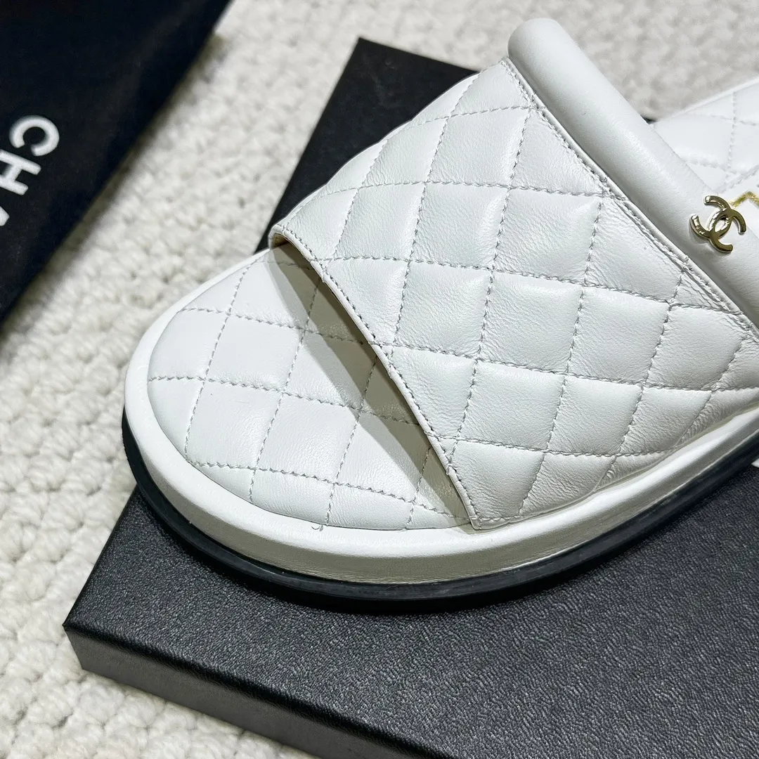 🤝🤝🤝P丶280, Chanel classic sandals, fashion is fleeting, but style lasts forever! This season’s slippers are a classic among Xiangjia classics! Solid color lattice matching, double C hardware buckle. Simple and exquisite! ! ! Fabric: Original sheepskin imported from Italy, sheepskin lining, rubber sole! Code number: 35-40 (41 customized).